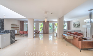 Gerenoveerd appartement te koop in het iconische eerstelijnsstrand complex Gray D’Albion in Puerto Banus, Marbella 28384 