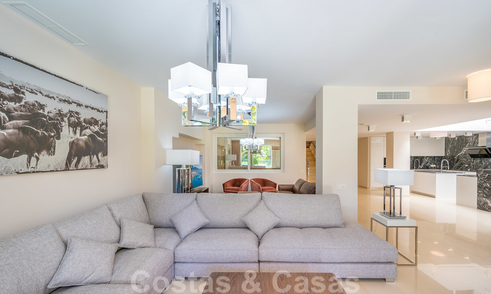 Gerenoveerd appartement te koop in het iconische eerstelijnsstrand complex Gray D’Albion in Puerto Banus, Marbella 28390
