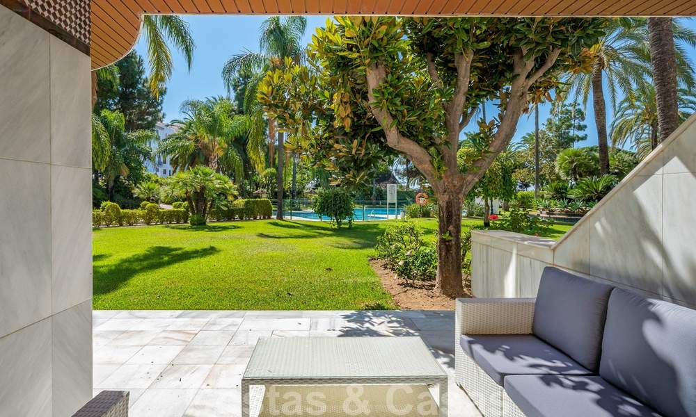 Gerenoveerd appartement te koop in het iconische eerstelijnsstrand complex Gray D’Albion in Puerto Banus, Marbella 28391
