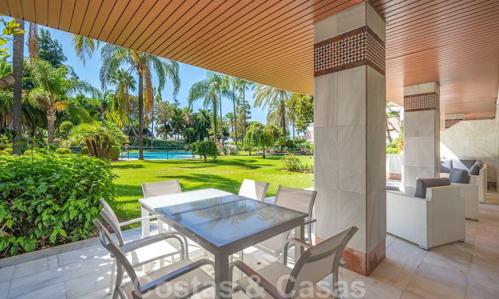Gerenoveerd appartement te koop in het iconische eerstelijnsstrand complex Gray D’Albion in Puerto Banus, Marbella 28393