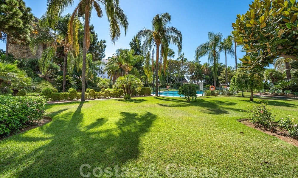 Gerenoveerd appartement te koop in het iconische eerstelijnsstrand complex Gray D’Albion in Puerto Banus, Marbella 28395