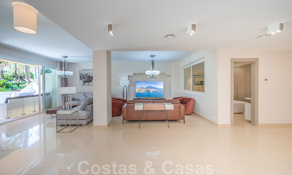 Gerenoveerd appartement te koop in het iconische eerstelijnsstrand complex Gray D’Albion in Puerto Banus, Marbella 28400