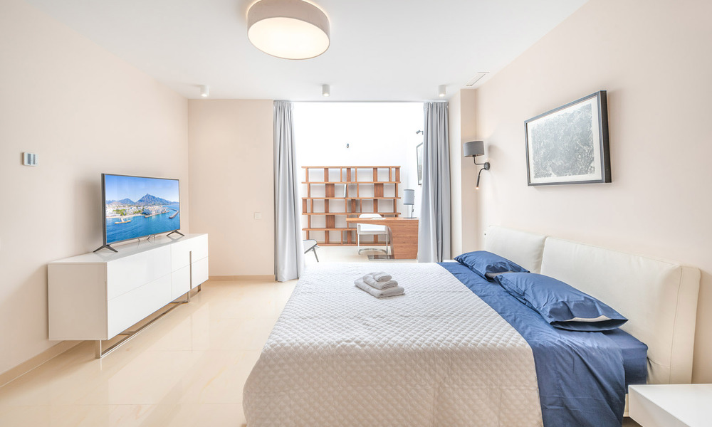Gerenoveerd appartement te koop in het iconische eerstelijnsstrand complex Gray D’Albion in Puerto Banus, Marbella 28406