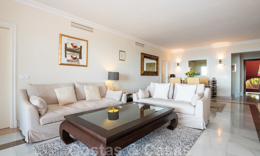 Instapklaar ruim appartement met panoramisch uitzicht op de kust en de zee in Benahavis - Marbella 28486