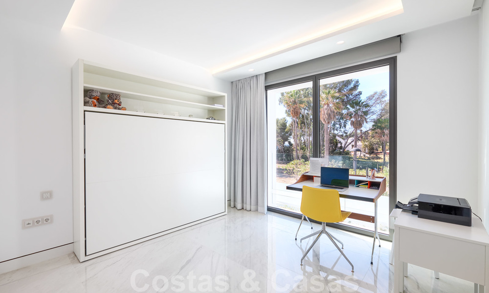 Privé herverkoop! Nieuw op de markt. Ultra deluxe avant garde strand appartement te koop in een exclusief complex aan de New Golden Mile, Marbella - Estepona 28690