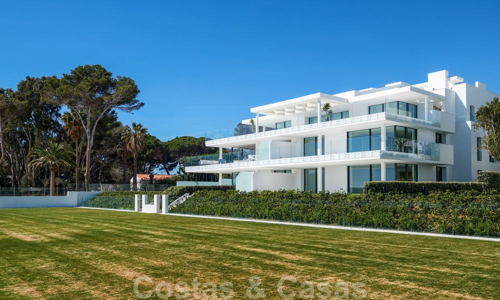 Privé herverkoop! Nieuw op de markt. Ultra deluxe avant garde strand appartement te koop in een exclusief complex aan de New Golden Mile, Marbella - Estepona 28703