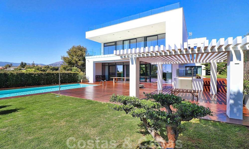 Instapklare moderne villa te koop, op loopafstand van Puerto Banus in Nueva Andalucia, Marbella 28656
