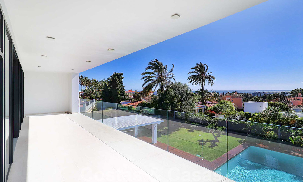 Instapklare moderne villa te koop, op loopafstand van Puerto Banus in Nueva Andalucia, Marbella 28671