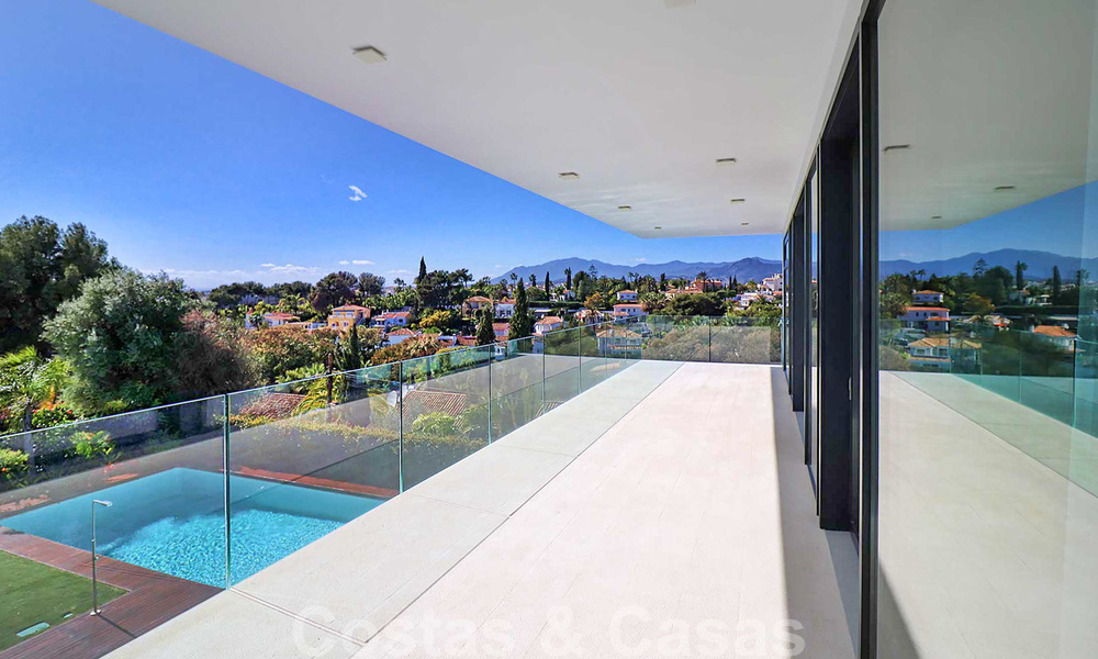 Instapklare moderne villa te koop, op loopafstand van Puerto Banus in Nueva Andalucia, Marbella 28672