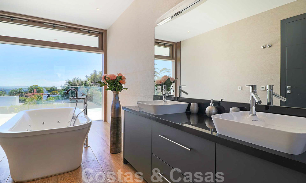 Instapklare moderne villa te koop, op loopafstand van Puerto Banus in Nueva Andalucia, Marbella 28673