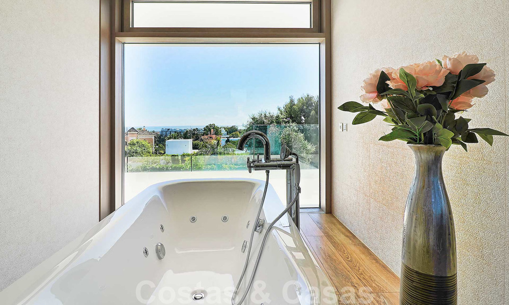Instapklare moderne villa te koop, op loopafstand van Puerto Banus in Nueva Andalucia, Marbella 28674