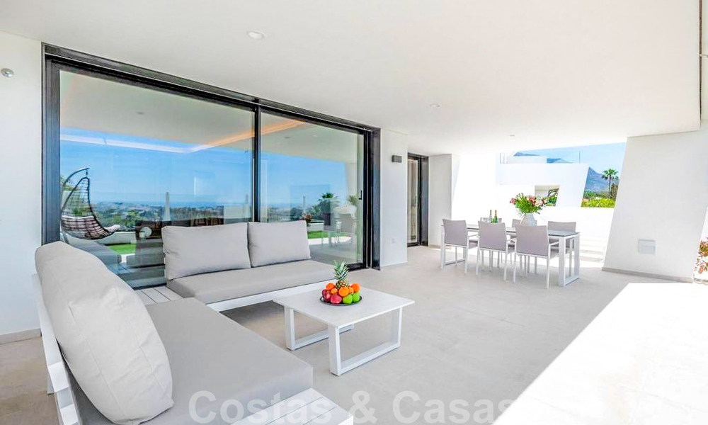 Ruim modern 3-slaapkamer luxeappartement te koop met zeezicht en instapklaar, Nueva Andalucia, Marbella 28912