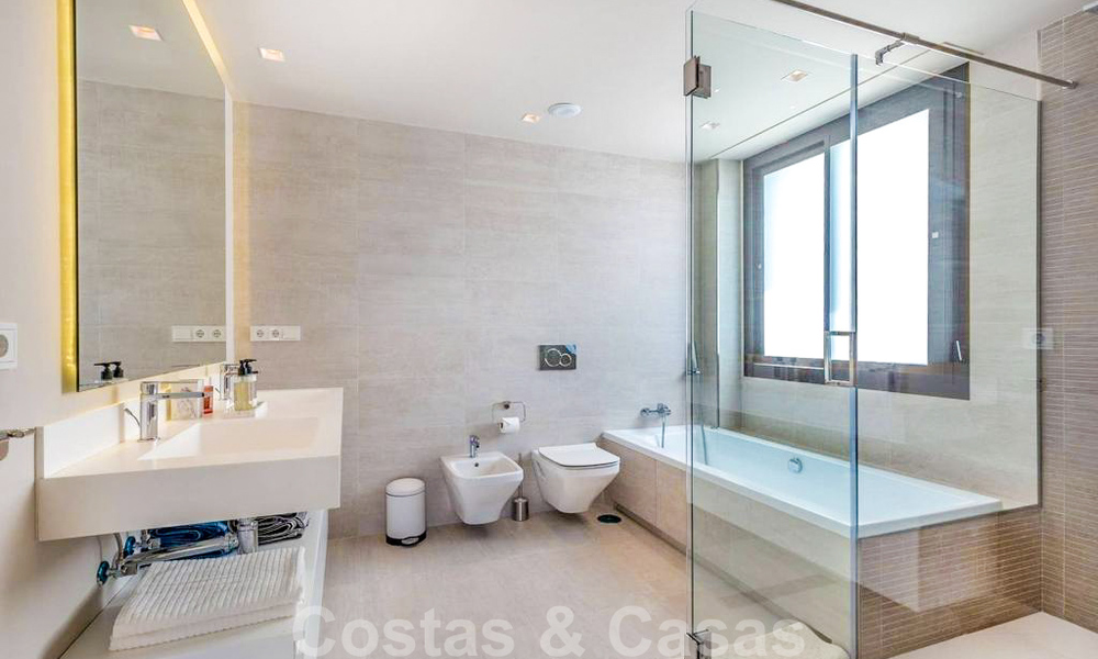 Ruim modern 3-slaapkamer luxeappartement te koop met zeezicht en instapklaar, Nueva Andalucia, Marbella 28913
