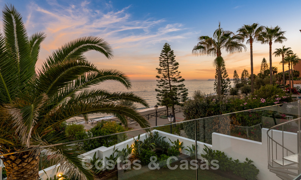 Instapklare, volledig gerenoveerde villa aan het strand met zeezicht te koop in Estepona West 28869