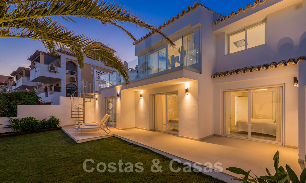 Instapklare, volledig gerenoveerde villa aan het strand met zeezicht te koop in Estepona West 28870