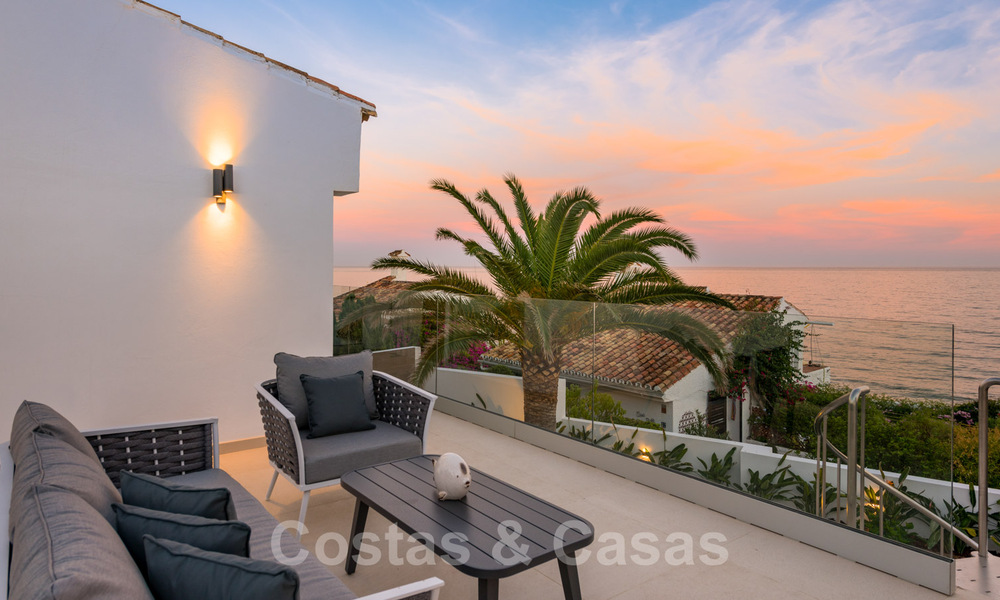 Instapklare, volledig gerenoveerde villa aan het strand met zeezicht te koop in Estepona West 28873