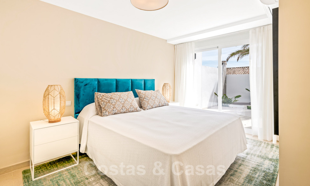 Instapklare, volledig gerenoveerde villa aan het strand met zeezicht te koop in Estepona West 28874