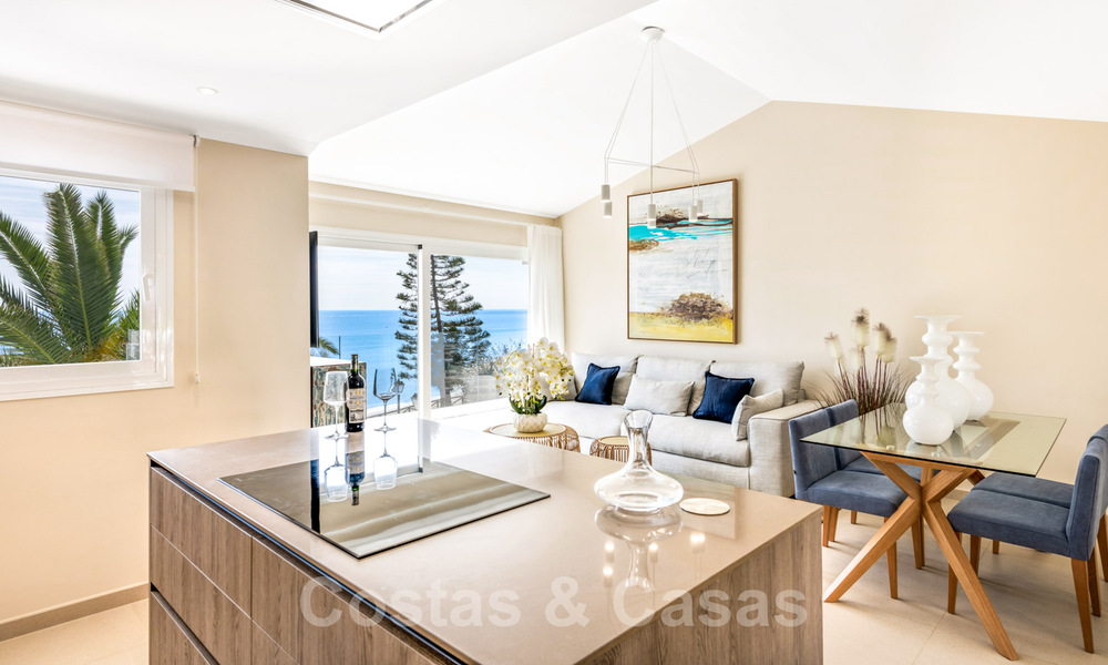 Instapklare, volledig gerenoveerde villa aan het strand met zeezicht te koop in Estepona West 28876