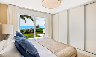 Instapklare, volledig gerenoveerde villa aan het strand met zeezicht te koop in Estepona West 28879 