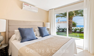 Instapklare, volledig gerenoveerde villa aan het strand met zeezicht te koop in Estepona West 28882 