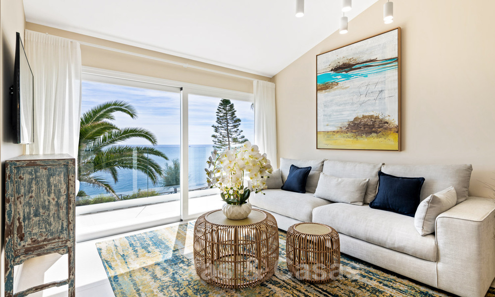 Instapklare, volledig gerenoveerde villa aan het strand met zeezicht te koop in Estepona West 28884