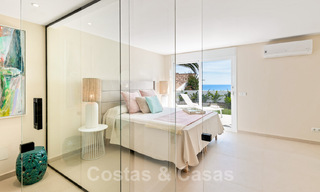Instapklare, volledig gerenoveerde villa aan het strand met zeezicht te koop in Estepona West 28885 