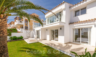 Instapklare, volledig gerenoveerde villa aan het strand met zeezicht te koop in Estepona West 28886 