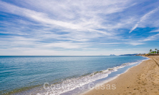 Instapklare, volledig gerenoveerde villa aan het strand met zeezicht te koop in Estepona West 28889 