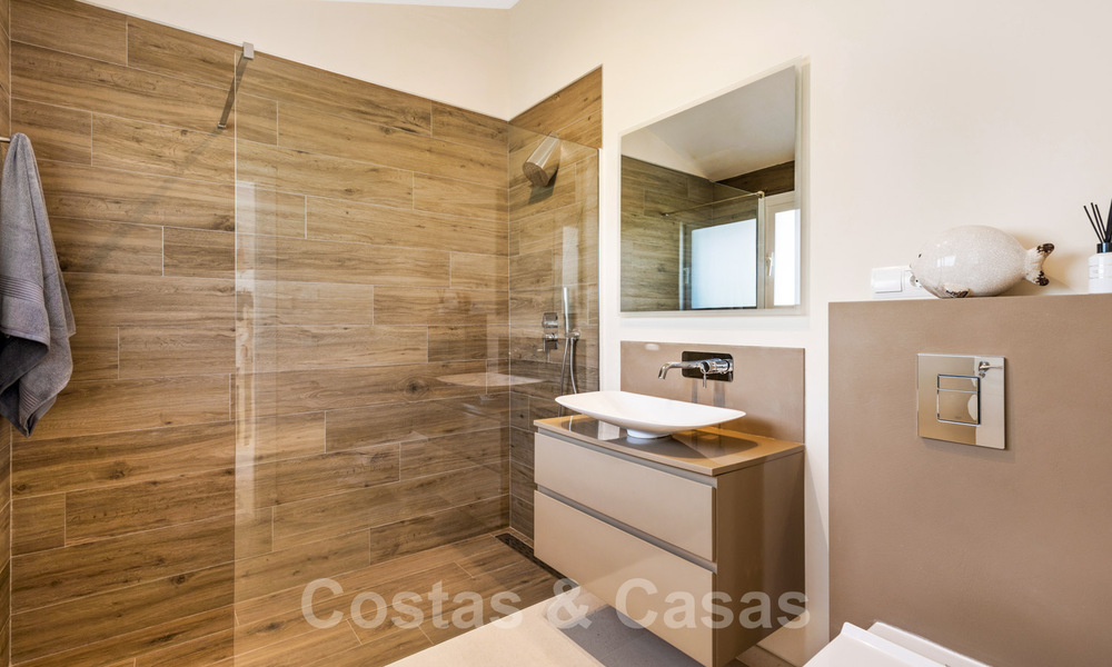 Instapklare, volledig gerenoveerde villa aan het strand met zeezicht te koop in Estepona West 28890