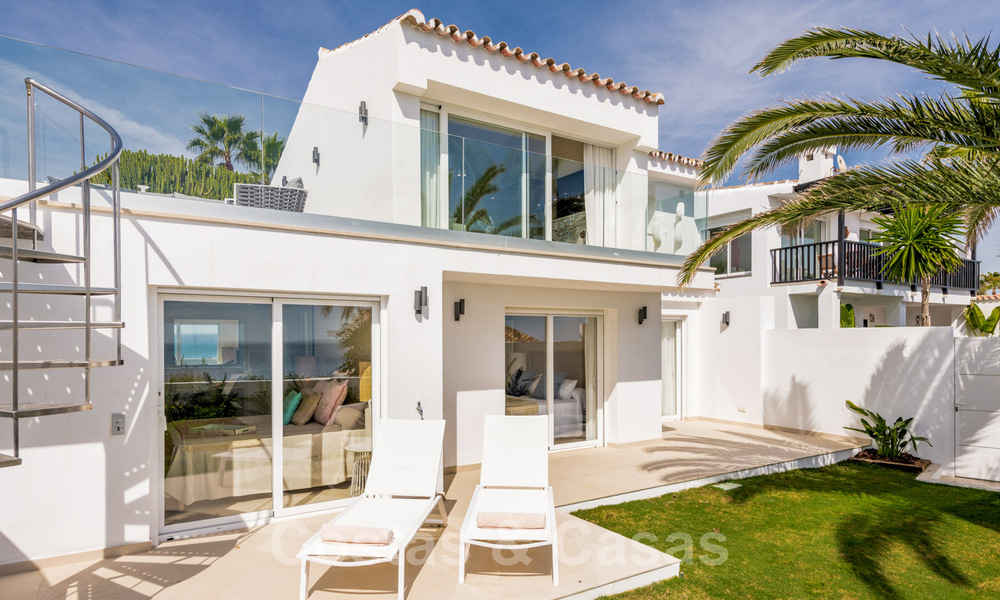 Instapklare, volledig gerenoveerde villa aan het strand met zeezicht te koop in Estepona West 28892