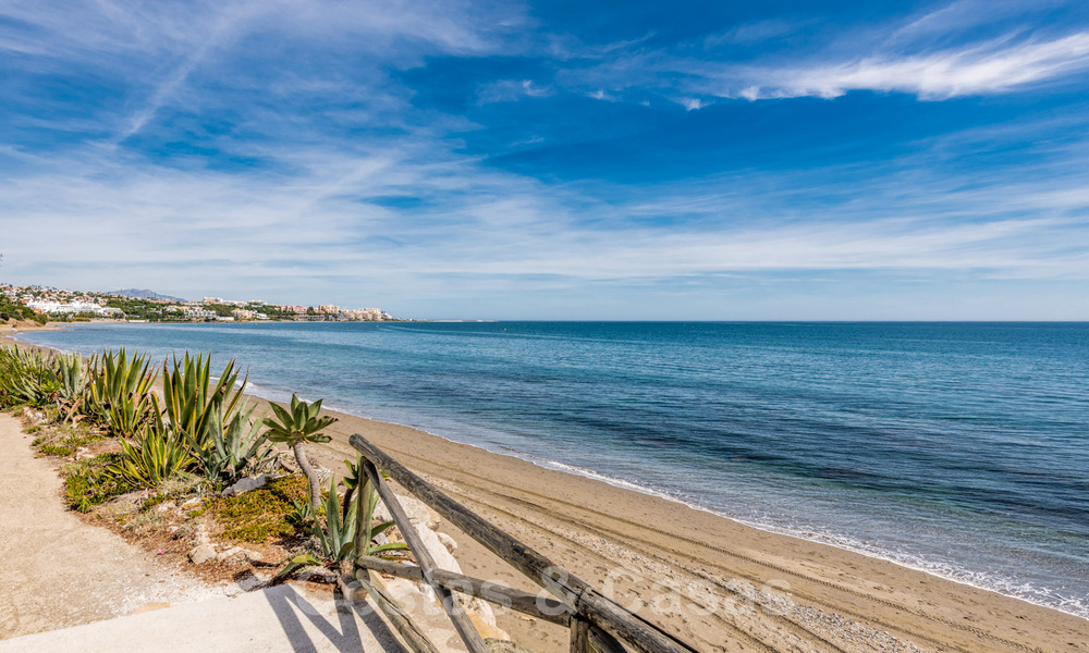 Instapklare, volledig gerenoveerde villa aan het strand met zeezicht te koop in Estepona West 28895