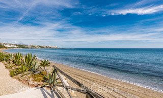 Instapklare, volledig gerenoveerde villa aan het strand met zeezicht te koop in Estepona West 28895 