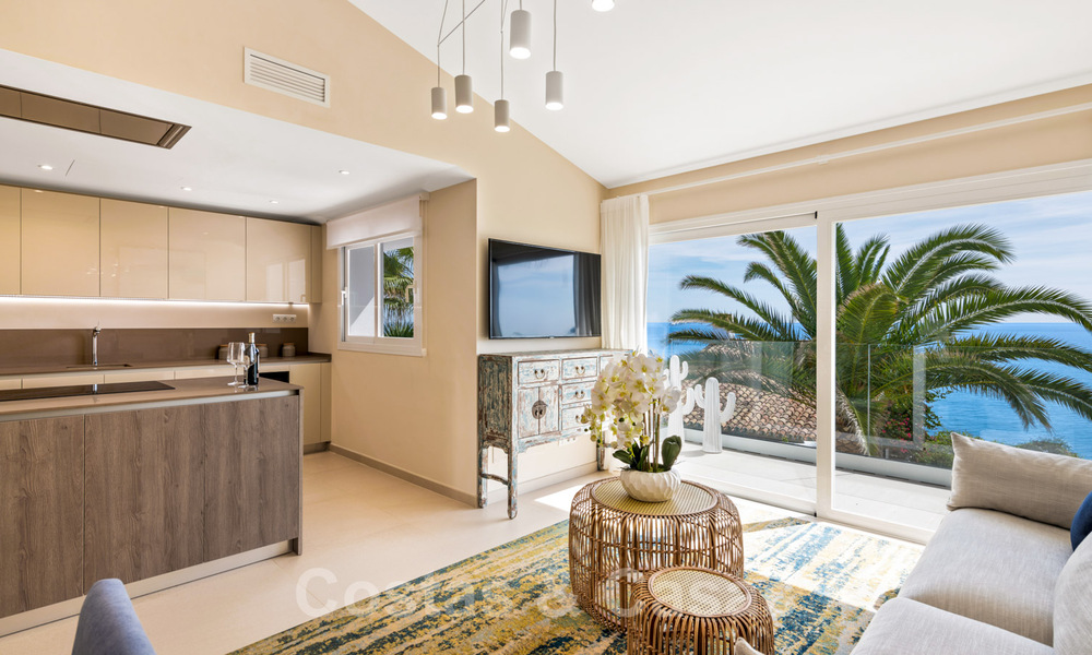 Instapklare, volledig gerenoveerde villa aan het strand met zeezicht te koop in Estepona West 28896
