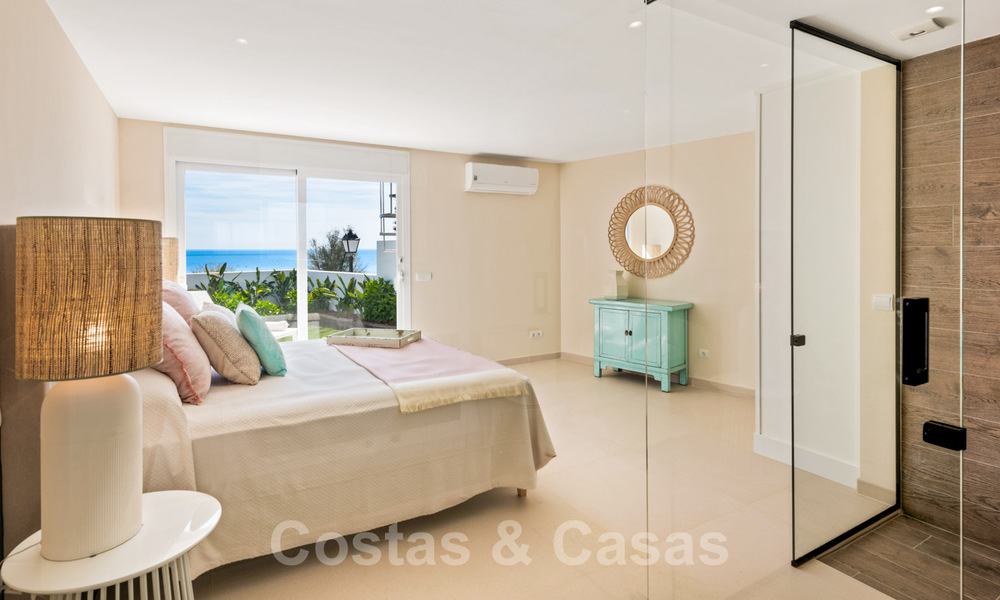 Instapklare, volledig gerenoveerde villa aan het strand met zeezicht te koop in Estepona West 28897