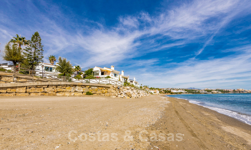 Instapklare, volledig gerenoveerde villa aan het strand met zeezicht te koop in Estepona West 28898