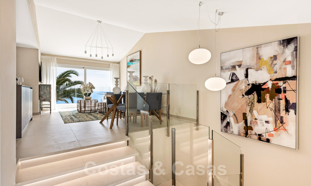 Instapklare, volledig gerenoveerde villa aan het strand met zeezicht te koop in Estepona West 28900