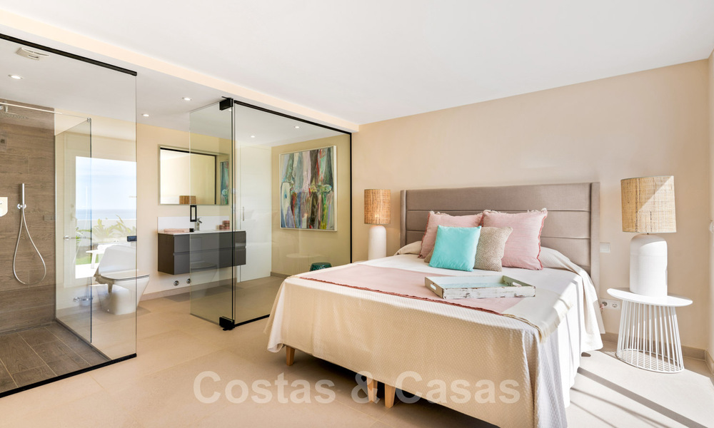Instapklare, volledig gerenoveerde villa aan het strand met zeezicht te koop in Estepona West 28901