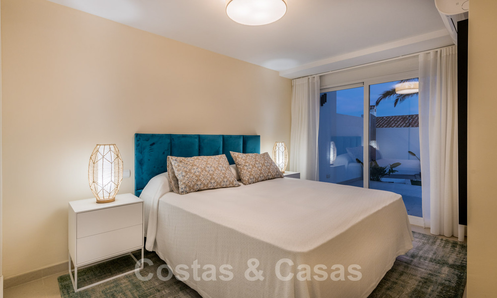 Instapklare, volledig gerenoveerde villa aan het strand met zeezicht te koop in Estepona West 28903
