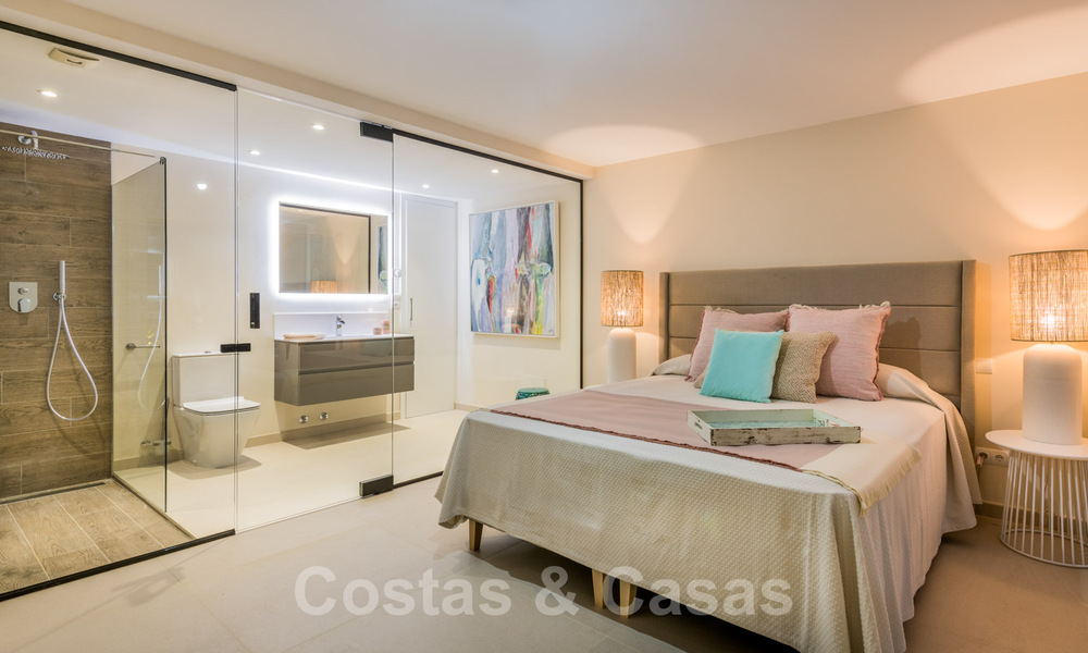 Instapklare, volledig gerenoveerde villa aan het strand met zeezicht te koop in Estepona West 28905