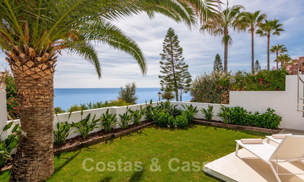 Instapklare, volledig gerenoveerde villa aan het strand met zeezicht te koop in Estepona West 28906