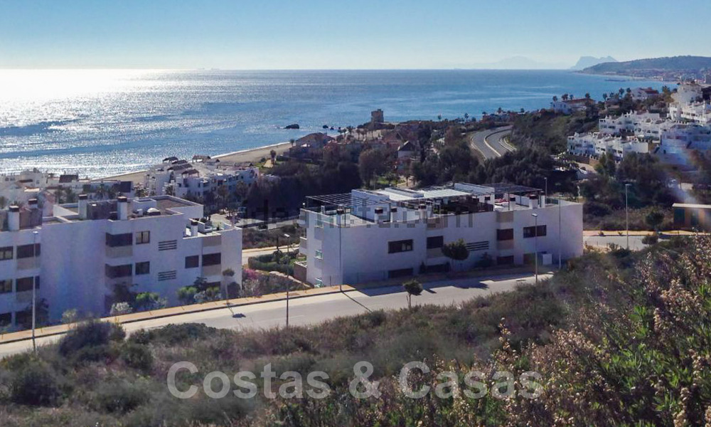 Stijlvolle, nieuwe eigentijdse designvilla te koop met panoramisch uitzicht over de zee, vlakbij Estepona 28926