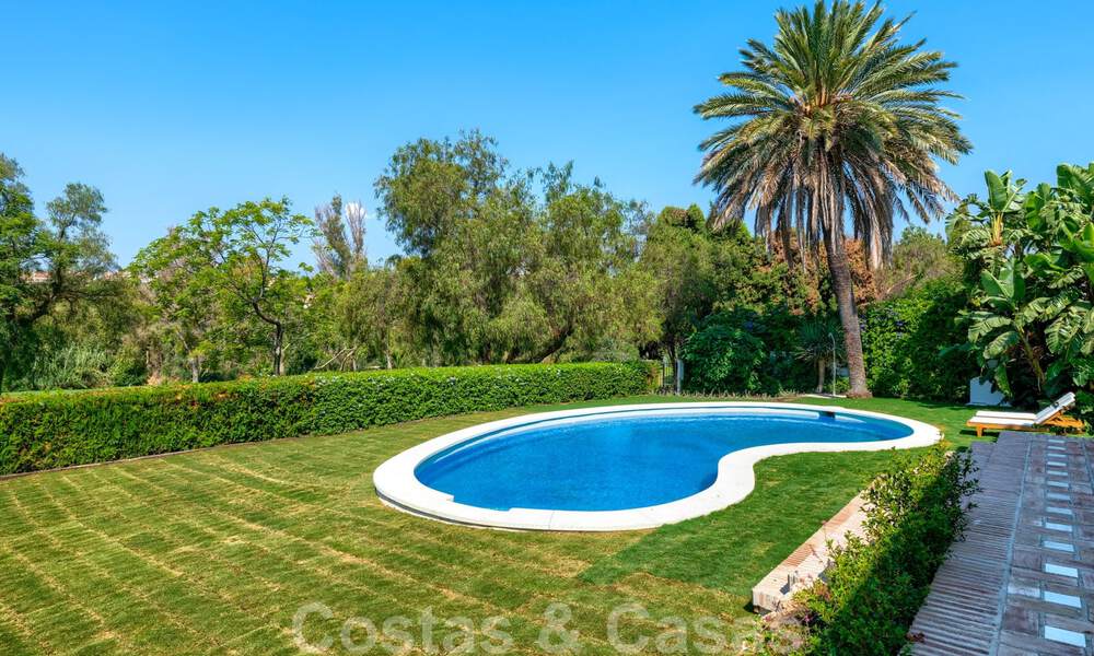Te koop, eerstelijns golfvilla, smaakvol gerenoveerd in begeerde, rustige buurt in Guadalmina, Marbella 29244