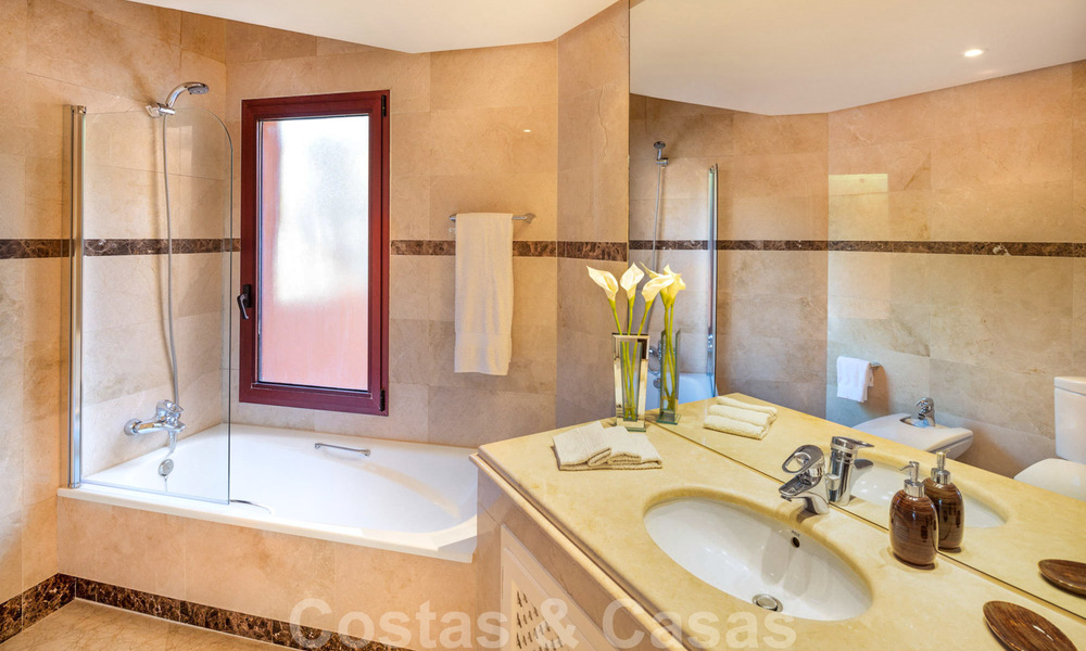 Luxe penthouse appartement te koop met zeezicht, op loopafstand van Puerto Banus in Nueva Andalucia, Marbella 29598
