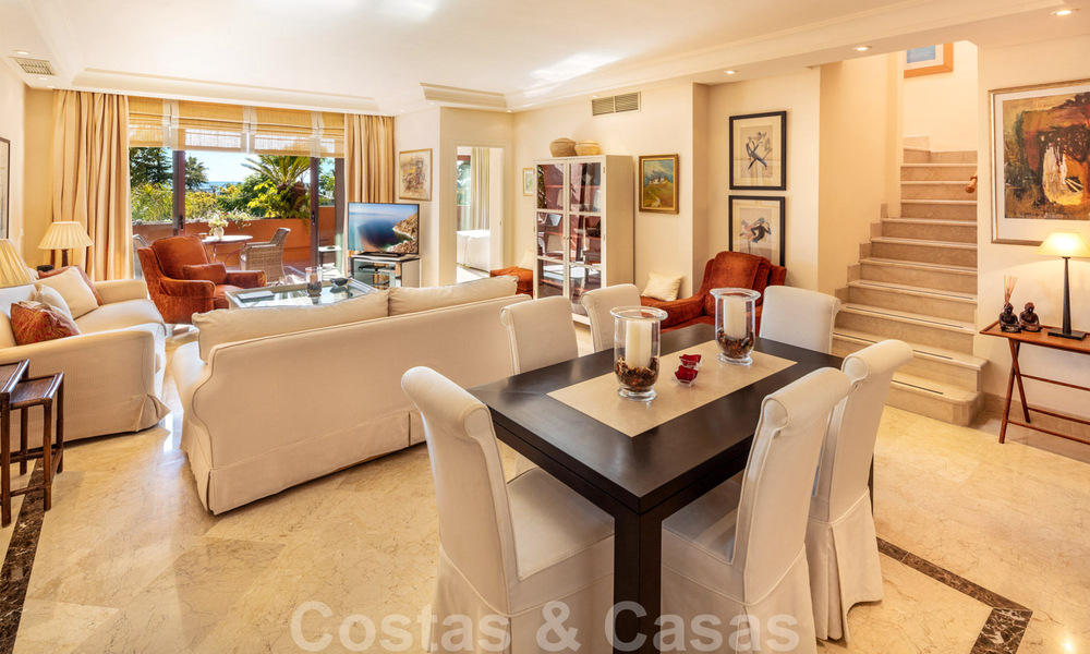 Luxe penthouse appartement te koop met zeezicht, op loopafstand van Puerto Banus in Nueva Andalucia, Marbella 29600