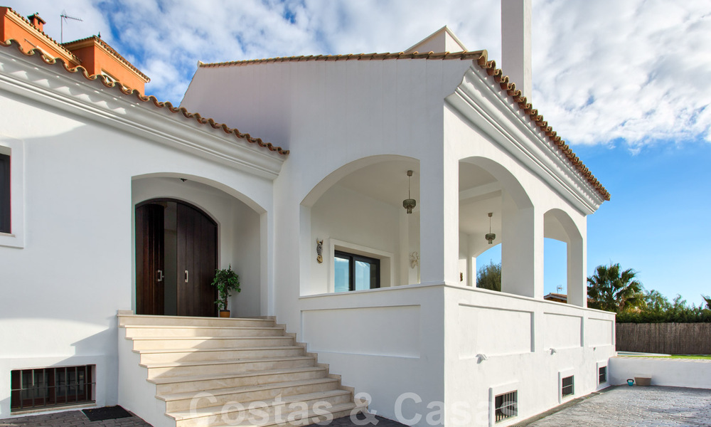 Te koop, gerenoveerde villa met een interieur in hedendaagse stijl op de New Golden Mile, Marbella - Estepona 29362