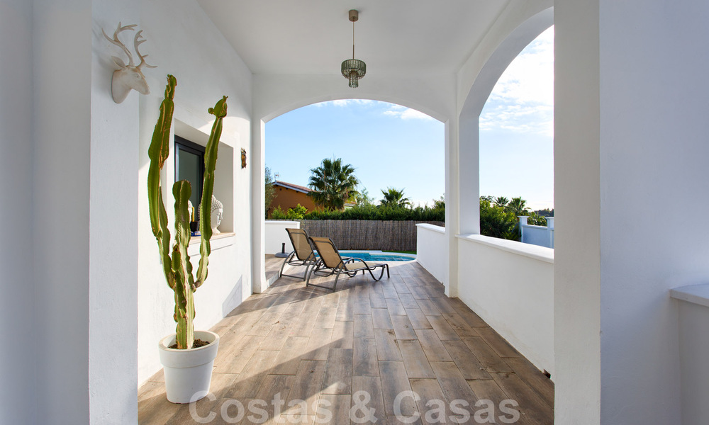 Te koop, gerenoveerde villa met een interieur in hedendaagse stijl op de New Golden Mile, Marbella - Estepona 29364