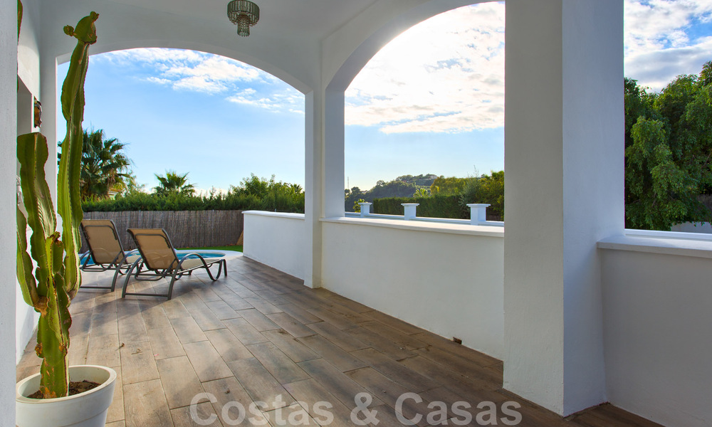 Te koop, gerenoveerde villa met een interieur in hedendaagse stijl op de New Golden Mile, Marbella - Estepona 29365