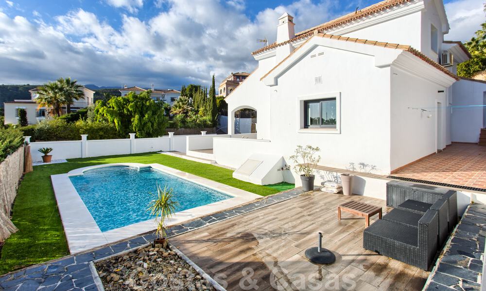 Te koop, gerenoveerde villa met een interieur in hedendaagse stijl op de New Golden Mile, Marbella - Estepona 29368