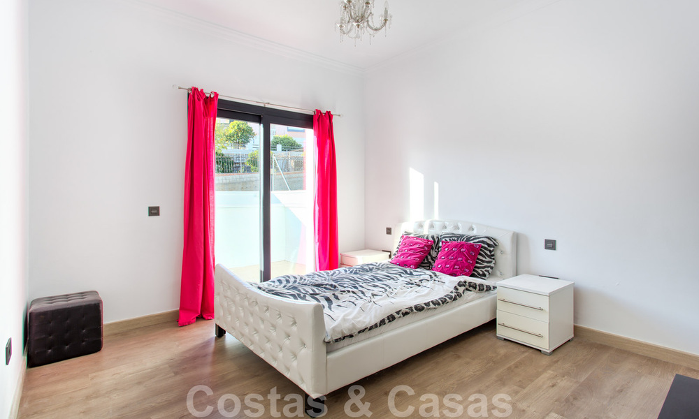 Te koop, gerenoveerde villa met een interieur in hedendaagse stijl op de New Golden Mile, Marbella - Estepona 29370