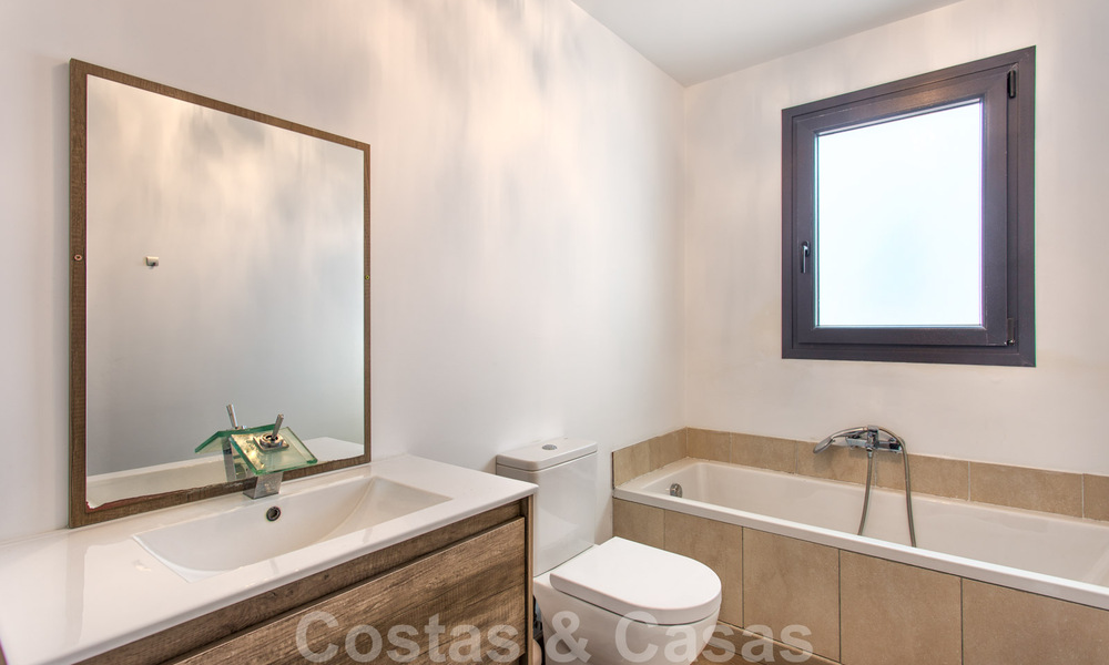 Te koop, gerenoveerde villa met een interieur in hedendaagse stijl op de New Golden Mile, Marbella - Estepona 29374